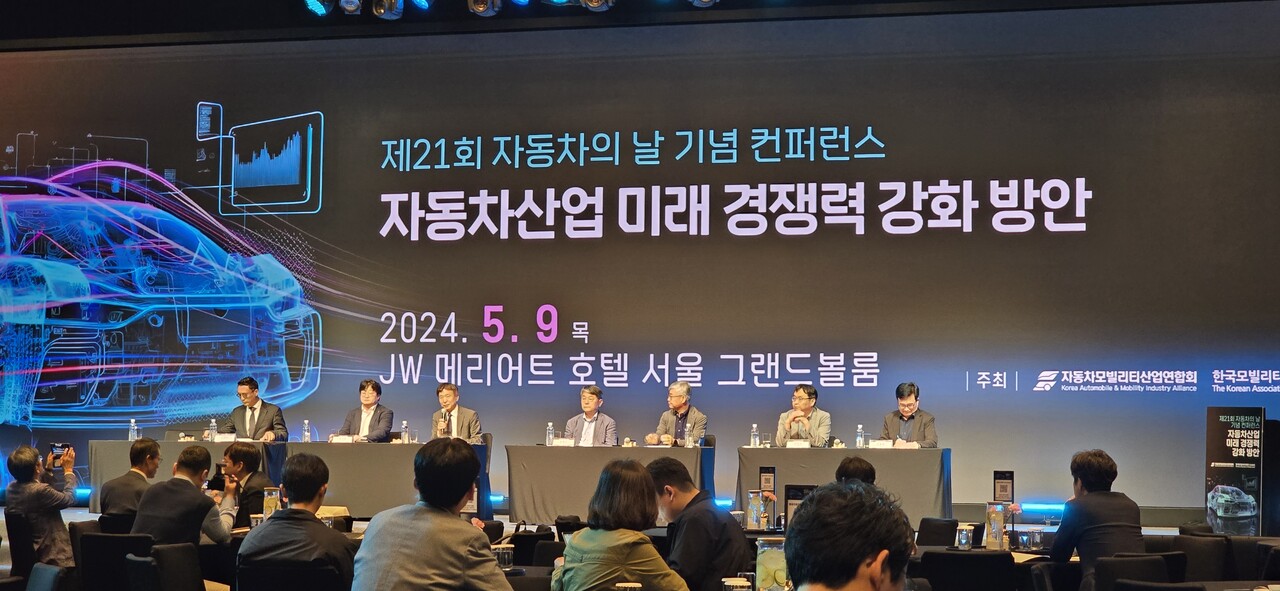 자동차의 날 기념 컨퍼런스에서 토론회를 진행하고 있다. (왼쪽부터) 고태봉 하이투자증권 상무 , 정구민 국민대 교수, 좌장 이종욱 서울여대 교수, 이항구 자동차융합기술원장 , 홍성수 서울대 교수, 양진수 HMG경영연구원 상무, 이재관 한국자동차연구원 소장. [사진=김재웅기자]