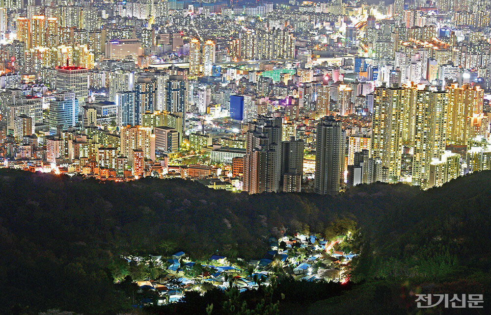 지난 2001년 개설된 이후 큰 변화가 없던 한국 전력시장이 최근 크게 변화하고 있다. 과거와 달리 재생에너지와 민간발전이 차지하는 비중이 확대되면서 이에 발맞춘 시장 제도 개선이 필요하다는 목소리가 커지면서부터다.      사진=전기사랑 미디어콘텐츠대전