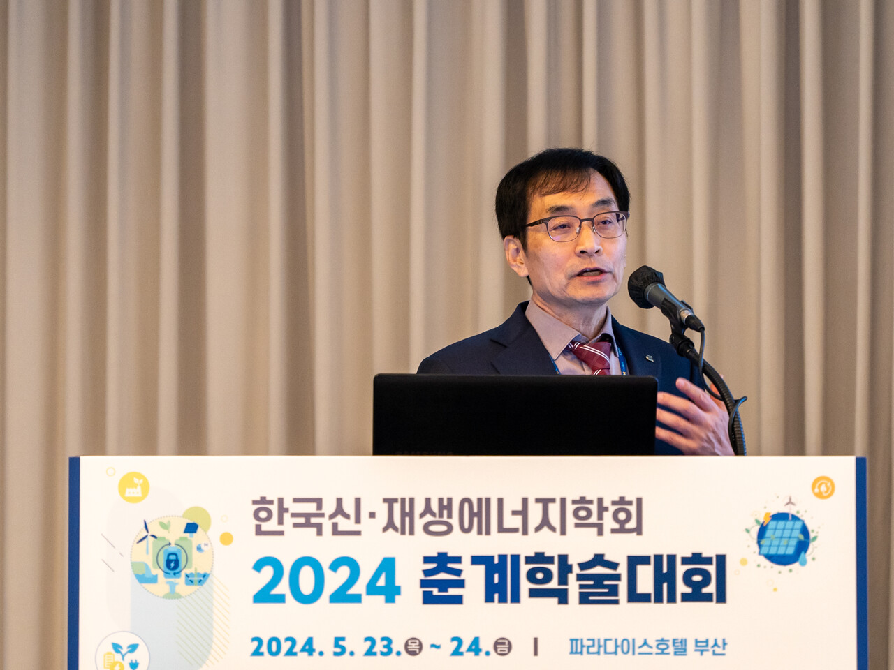 이창근 한국신재생에너지학회 회장이 신재생에너지 리더스포럼 특별강연에서 한국의 신성장 동력으로 신재생에너지의 잠재력을 지목했다. [사진=김진후 기자.]