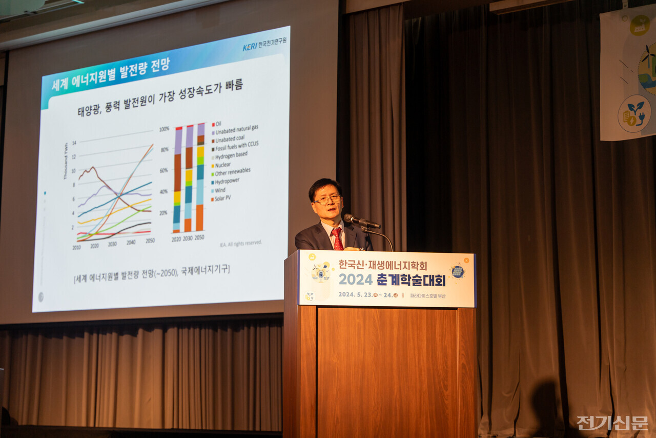 김남균 한국전기연구원 원장이 재생에너지 시대에 걸맞은 전력망 운영체계의 필요성을 강조하고 있다. [사진=김진후 기자]