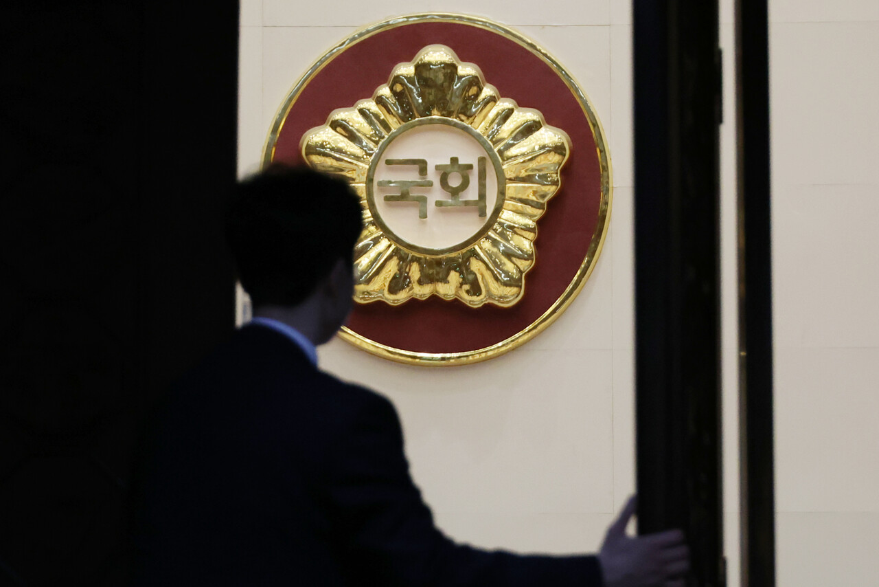 21대 국회 마지막 본회의가 끝난 지난 28일 오후 서울 여의도 국회 관계자가 본회의장 문을 닫고 있다.[제공=연합뉴스]