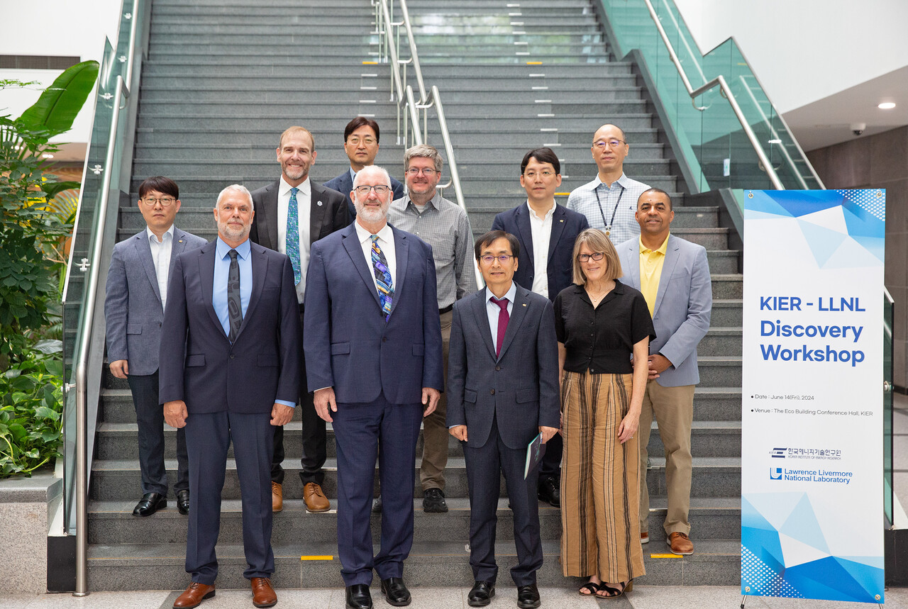 (앞열 오른쪽 두 번째부터) 이창근 한국에너지기술연구원 원장과 글렌 폭스 LLNL 본부장 등 연구원과 방문단 관계자가 기념촬영을 하고 있다. [제공=한국에너지기술연구원]