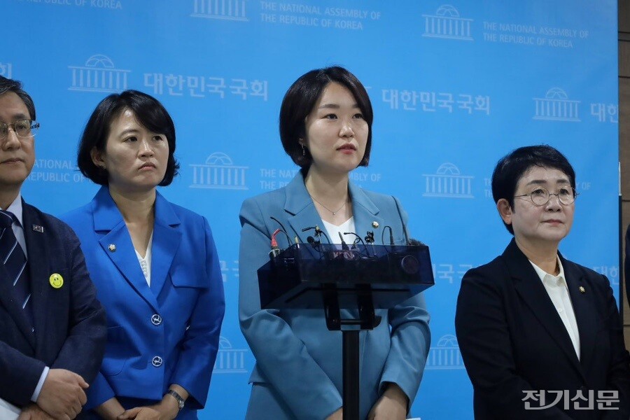 기자회견 중인 이소영 의원(왼쪽 세번째).[사진=이소영 의원실]