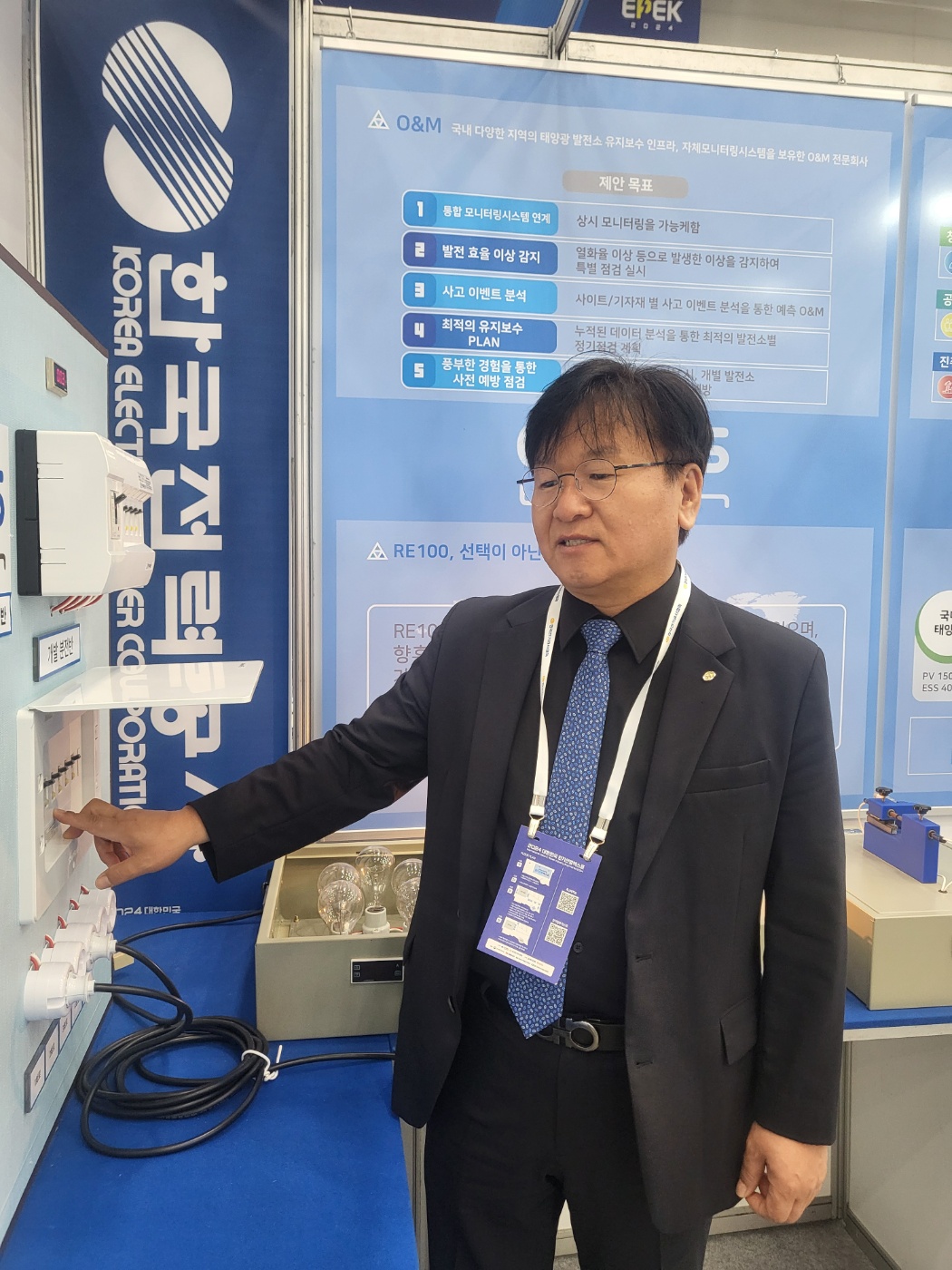 이찬우 씨에스텍 대표가 다채널 아크검출차단장치에 대해 설명하고 있다. [사진=송세준 기자]