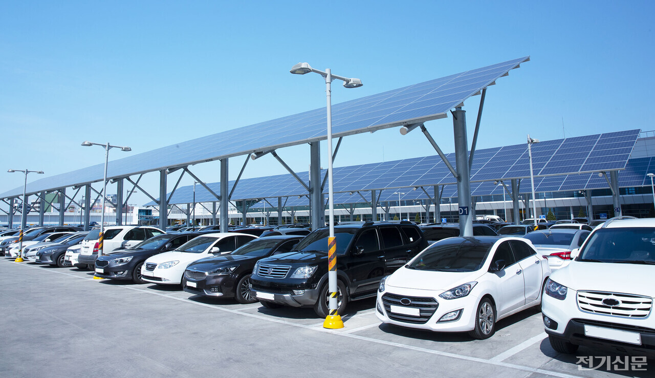  지난해 조달청으로부터 직접생산기준을 위반했다고 계약을 해지당한 태양광발전업체들이 제기한 계약해지 효력정지 가처분 신청이 기각됐다. 이에 조달청은 즉각 10개사에 대한 제재를 결정했다. (사진은 기사의 특정 사실과 관련 없음)[사진=전기신문DB]