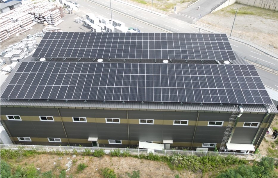 엔라이튼 지붕태양광 팩토링을 이용해 준공한 충북 음성군 소재 119kW급 지붕 태양광발전소. [제공=엔라이튼]