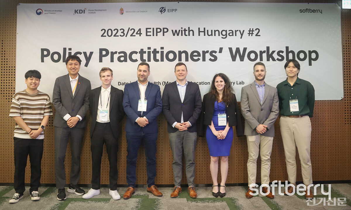 지난 8일 기재부 EIPP 사업 일환으로 서울시 서초구 소프트베리 연구소에서 진행된 헝가리 정책 실무진 대상 강연 직후, 박용희 소프트베리 대표(왼쪽에서 두 번째)와 헝가리 측 참석자들이 기념사진을 찍고 있다. [사진=소프트베리]