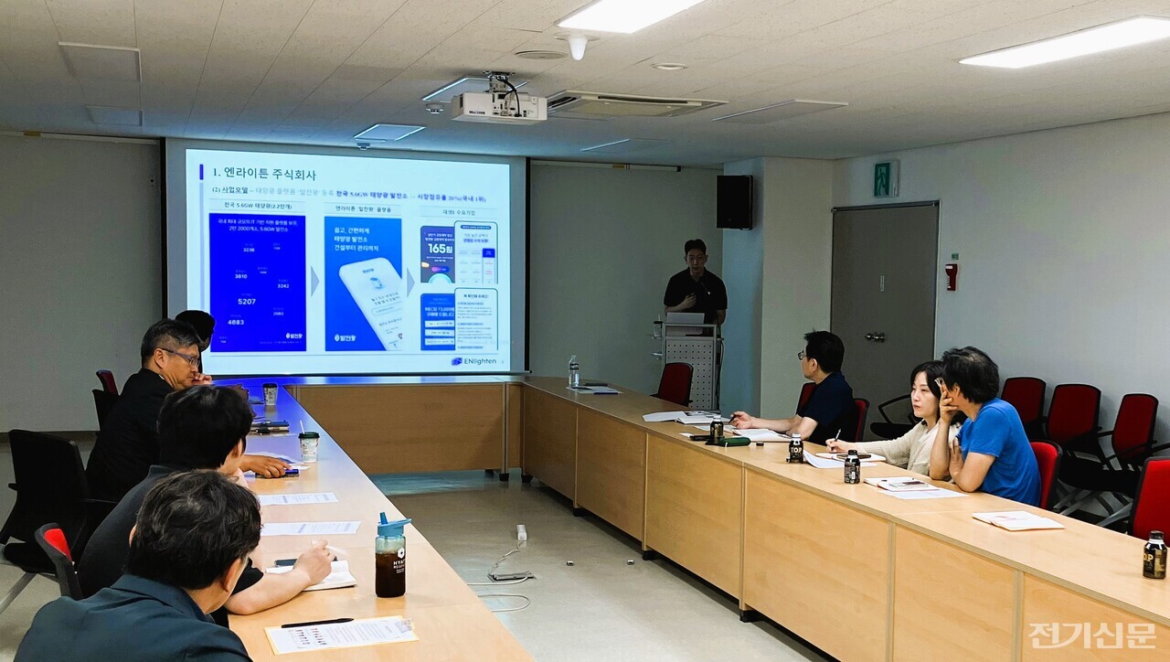 이창섭 엔라이튼 이사(오른쪽 네 번째)가 롯데케미칼 기초화학연구소의 자가용 구독형 태양광 사례를 공유하고 있다. [제공=엔라이튼]