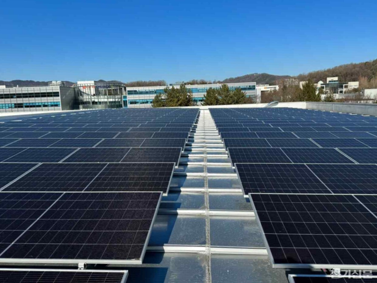 롯데케미칼 기초화학연구소에 설치된 태양광발전소 전경. [제공=엔라이튼]