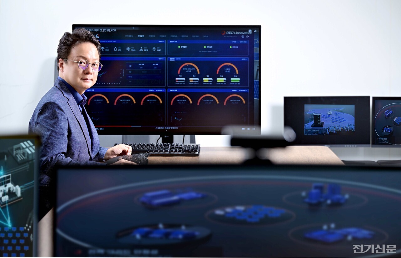 임정민 렉스이노베이션 대표가 자체 개발한 EMS 프로그램을 소개하고 있다. [사진=렉스이노베이션]