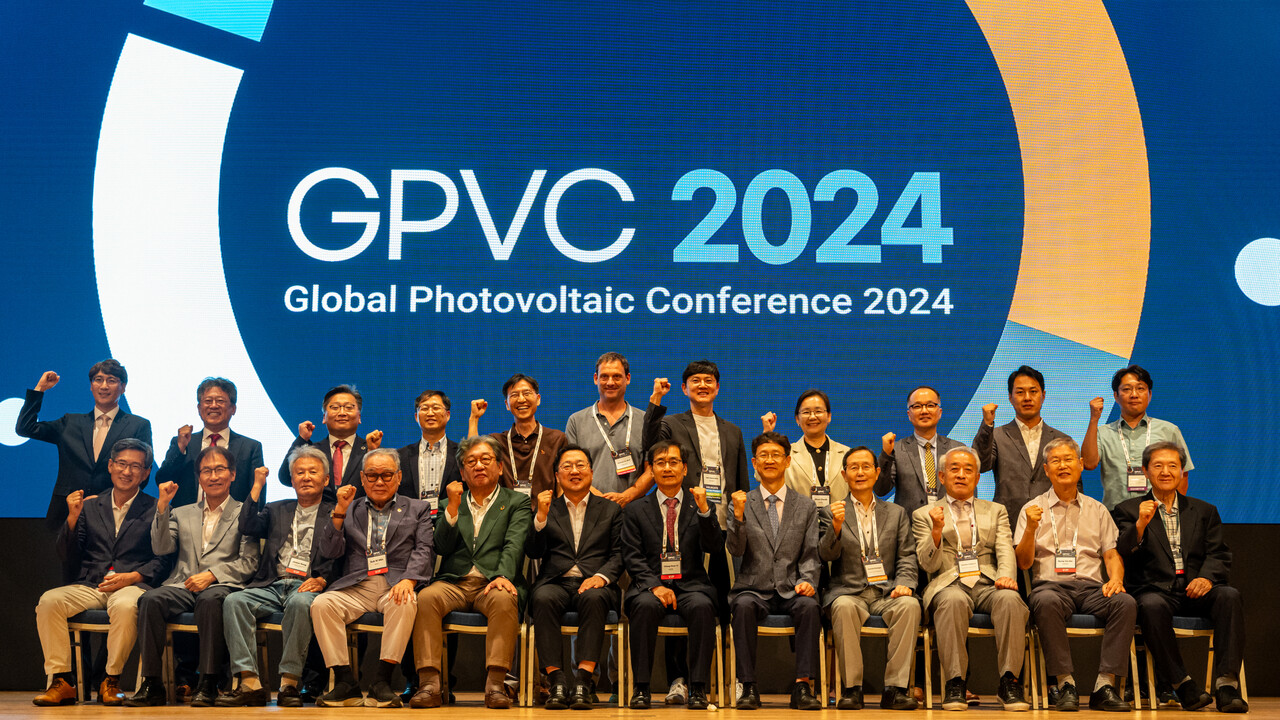 국내 최대 태양광 행사인 ‘글로벌 태양광 학술대회(GPVC) 2024’에서 관계자들이 단체 기념촬영을 하고 있다. [사진=김진후 기자]