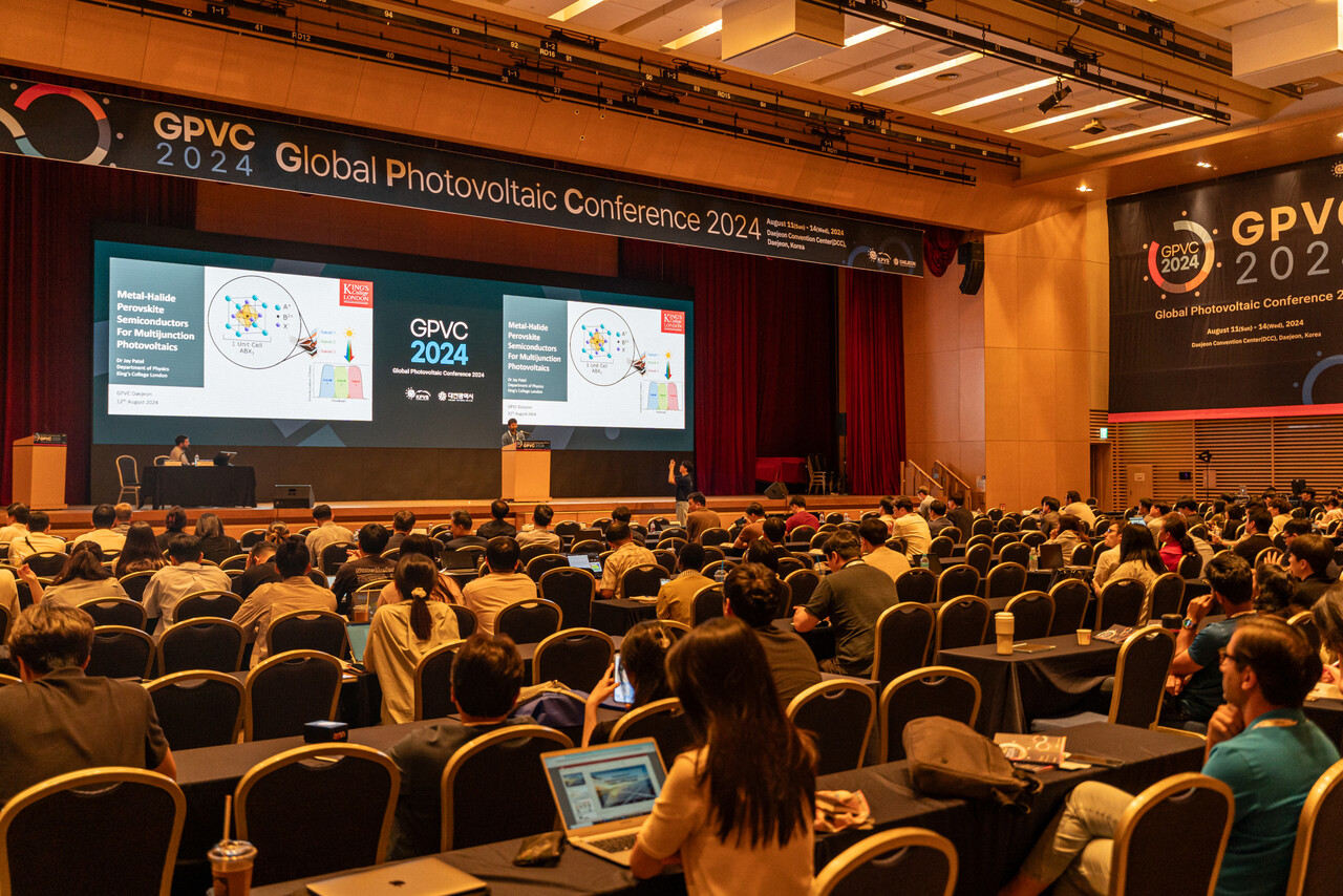 탠텀 태양전지 특별포럼에서 참석자들이 강연을 청취하고 있다. [사진=김진후 기자]