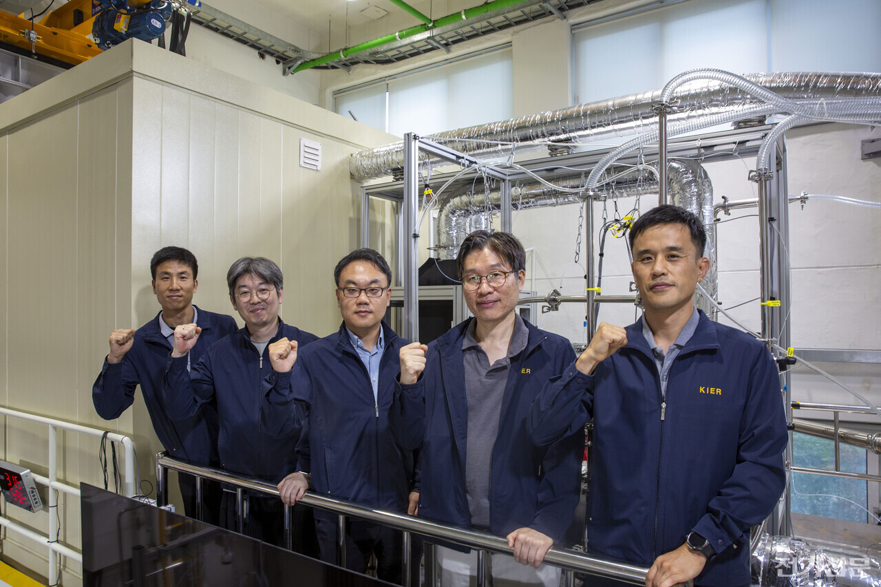 (왼쪽부터) 이현희 기술원. 조종재 박사, 이범준 박사, 신형기 박사, 이길봉 박사 등 연구진이 단체로 기념촬영을 하고 있다. [제공=한국에너지기술연구원]