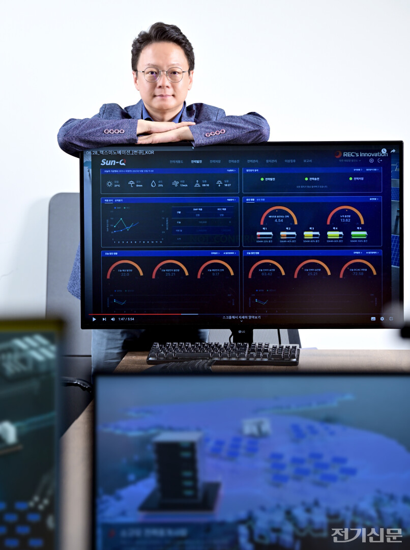 임정민 렉스이노베이션 대표가 자체 개발한 EMS 프로그램을 소개하고 있다. [제공=렉스이노베이션]