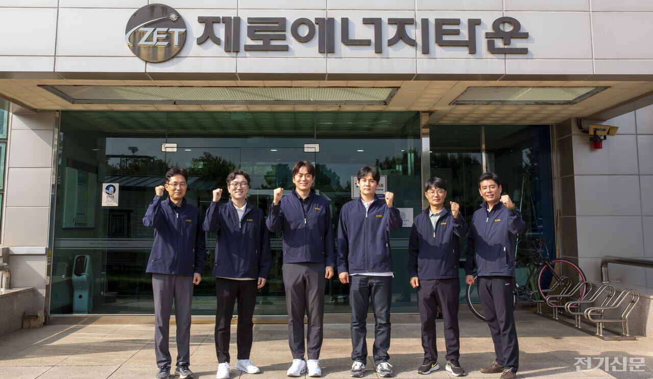 (왼쪽부터) 한구에너지기술연구원 김종규 박사, 김민휘 박사, 한광우 박사, 정동은 학생연구원, 안영섭 박사, 주홍진 박사가 단체 기념촬영을 하고 있다. [제공=한국에너지기술연구원}