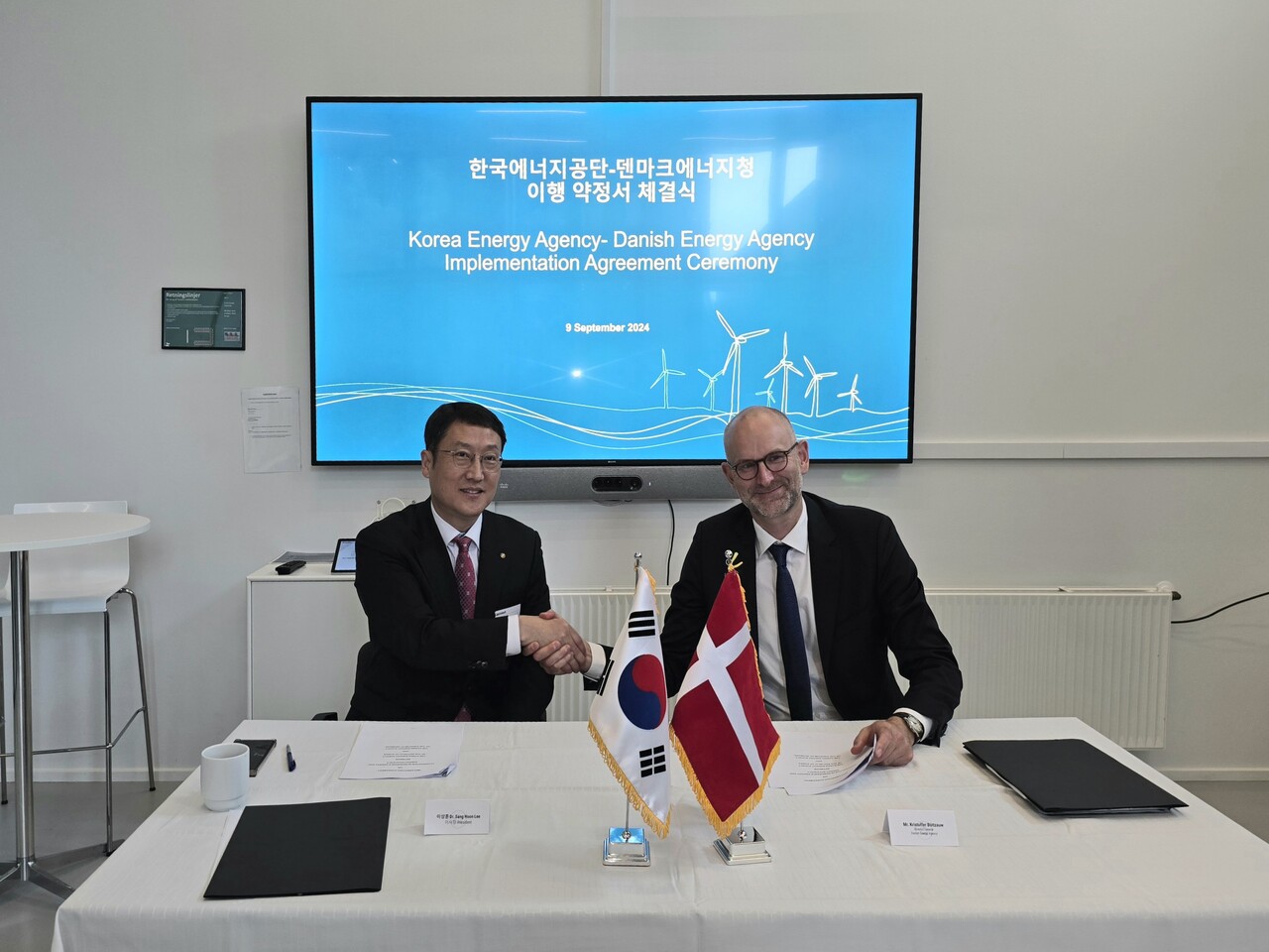 이상훈 한국에너지공단 이사장(왼쪽)과 크리스토퍼 붓자우 덴마크 에너지청 청장이 협약 후 기념촬영을 하고 있다. [제공=한국에너지공단]