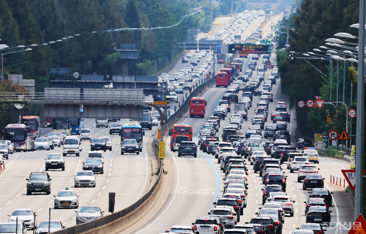 추석 연휴 기간 차들로 붐비는 경부고속도로. [사진=연합뉴스]