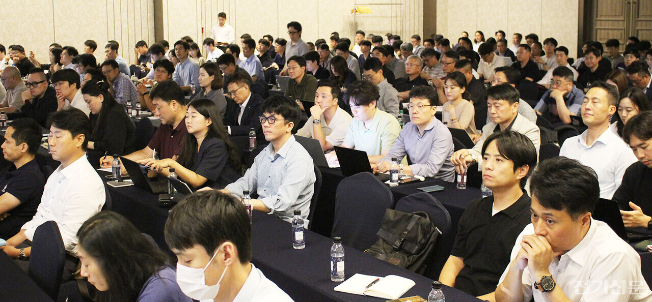 산업통상자원부와 한국에너지공단이 20일 서울 강남구 삼정호텔에서 개최한 ‘태양광 및 풍력 고정가격계약 경쟁입찰 종합설명회’에서 업계 관계자들이 참여해 제도 설명을 듣고 있다. [사진=안상민 기자]