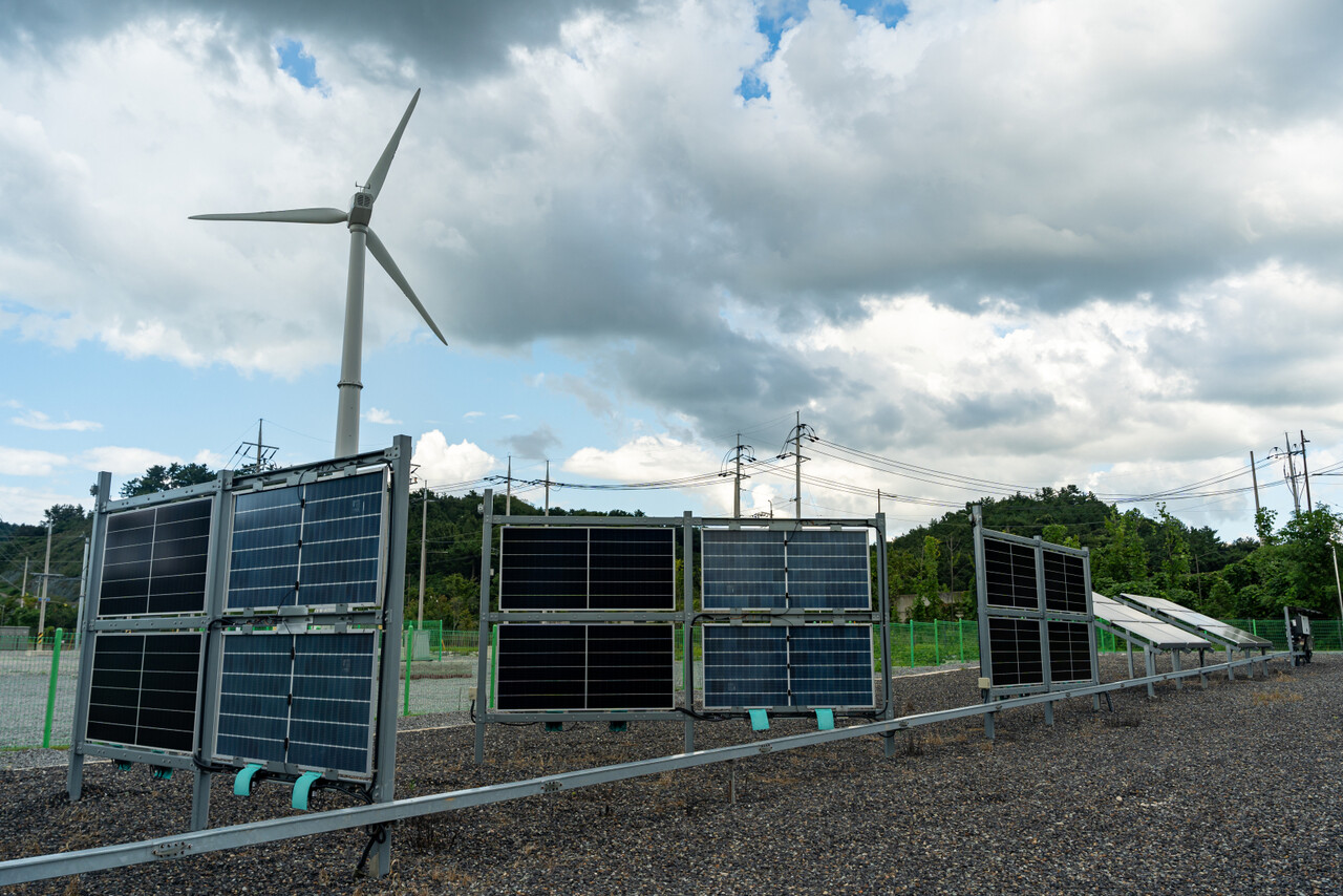 전력연구원 에너지신기술연구원 경내 설치된 수직형 태양광 실증모델 전경. [사진=김진후 기자]