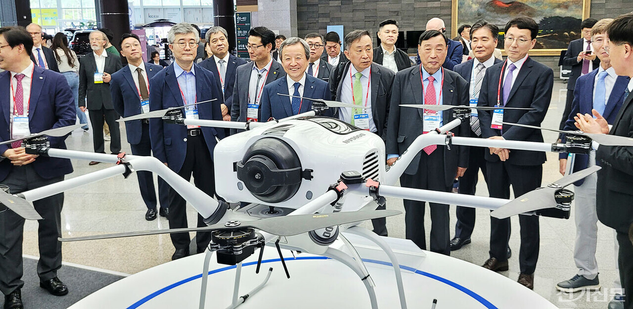 제11회 국제e-모빌리티엑스포에서 내빈들이 전시장을 순람하고 있다. [사진=제11회 국제e-모빌리티엑스포 조직위]