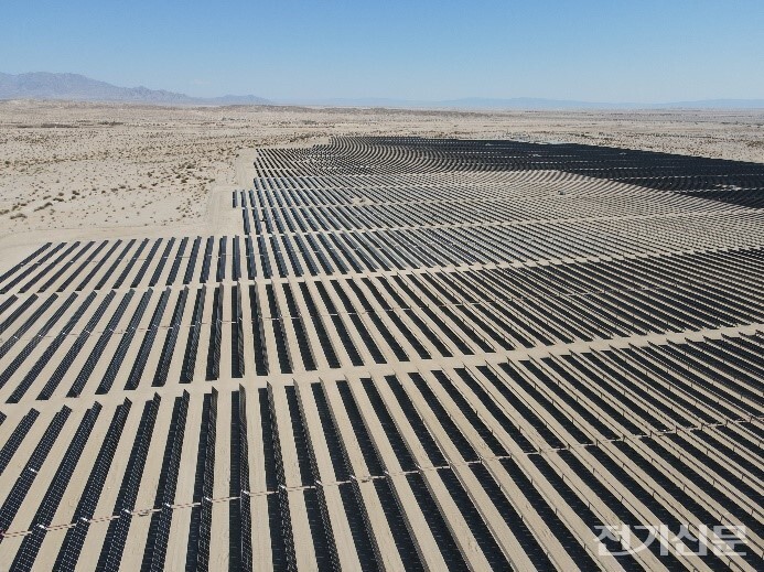 한화큐셀이 지난 5월 완공한 미국 캘리포니아 주 50MW 규모 태양광 발전소 전경. (사진은 기사 내용과 직접적인 관련 없음.) [제공=한화솔루션]