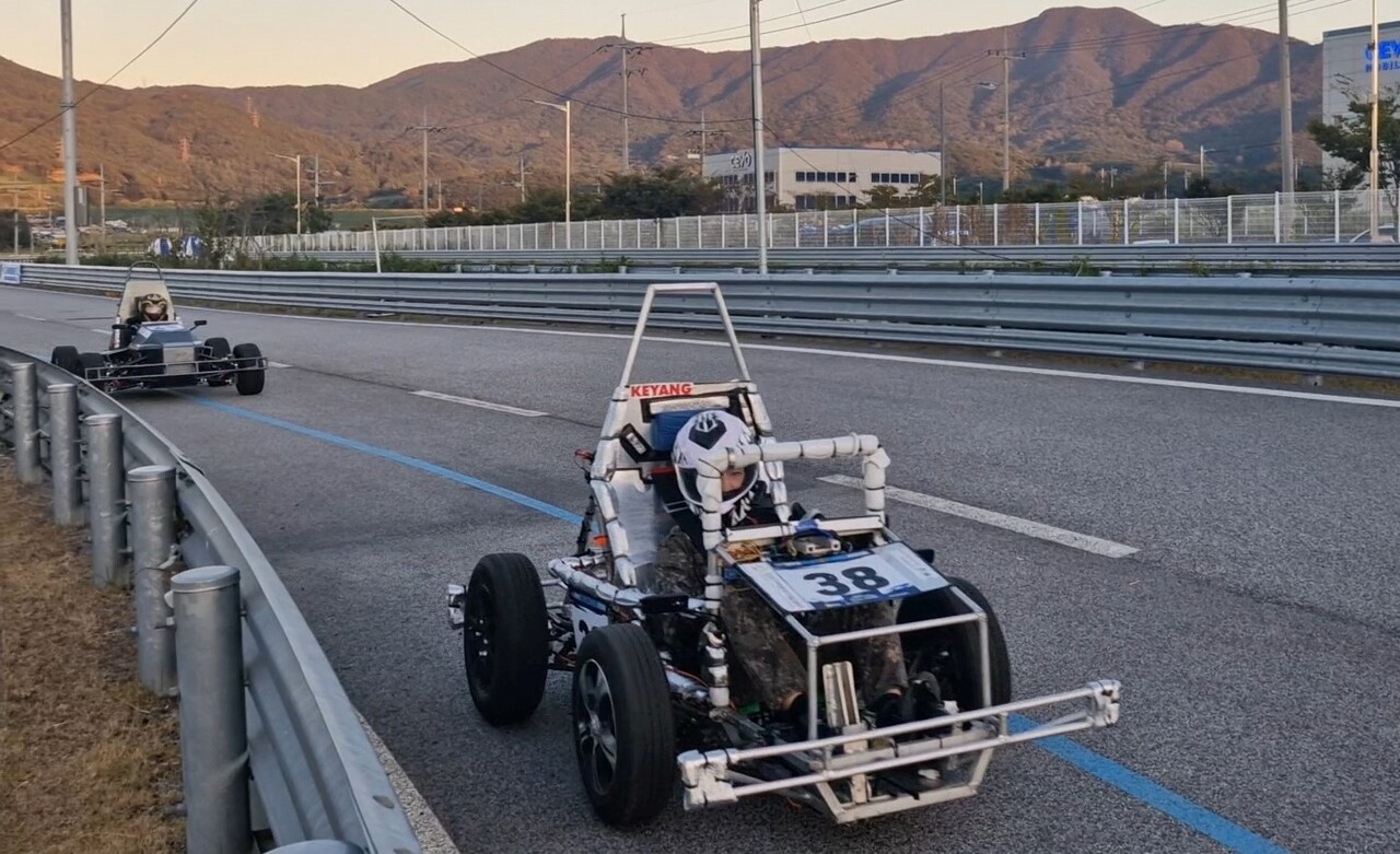 EV 연비경진대회에서 참가자들이 경기장을 주행하고 있다. [제공=한국에너지공단]
