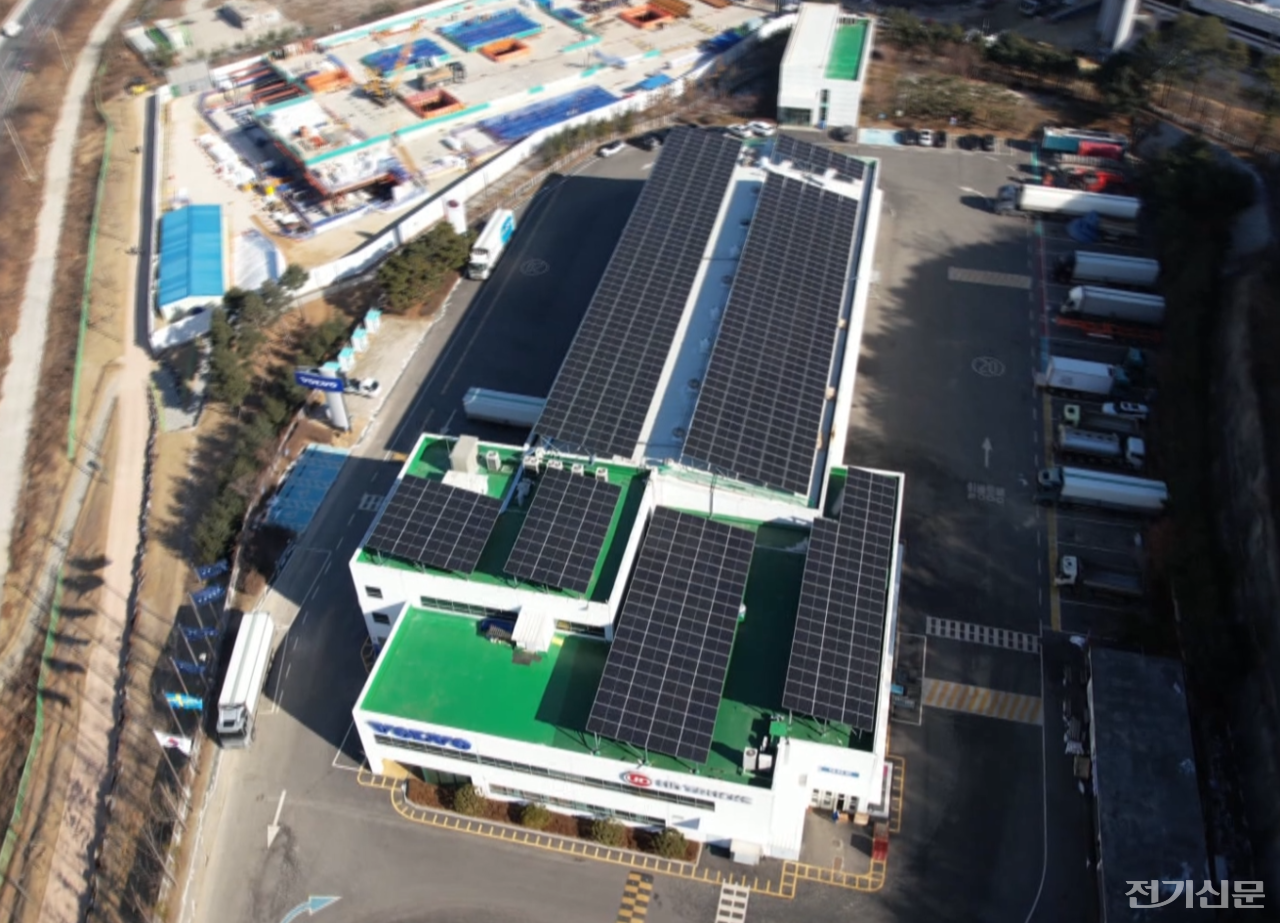볼보코리아 동탄사업장에 설치된 산업단지 지붕 태양광 전경. [제공=경기도, GTV 캡쳐]