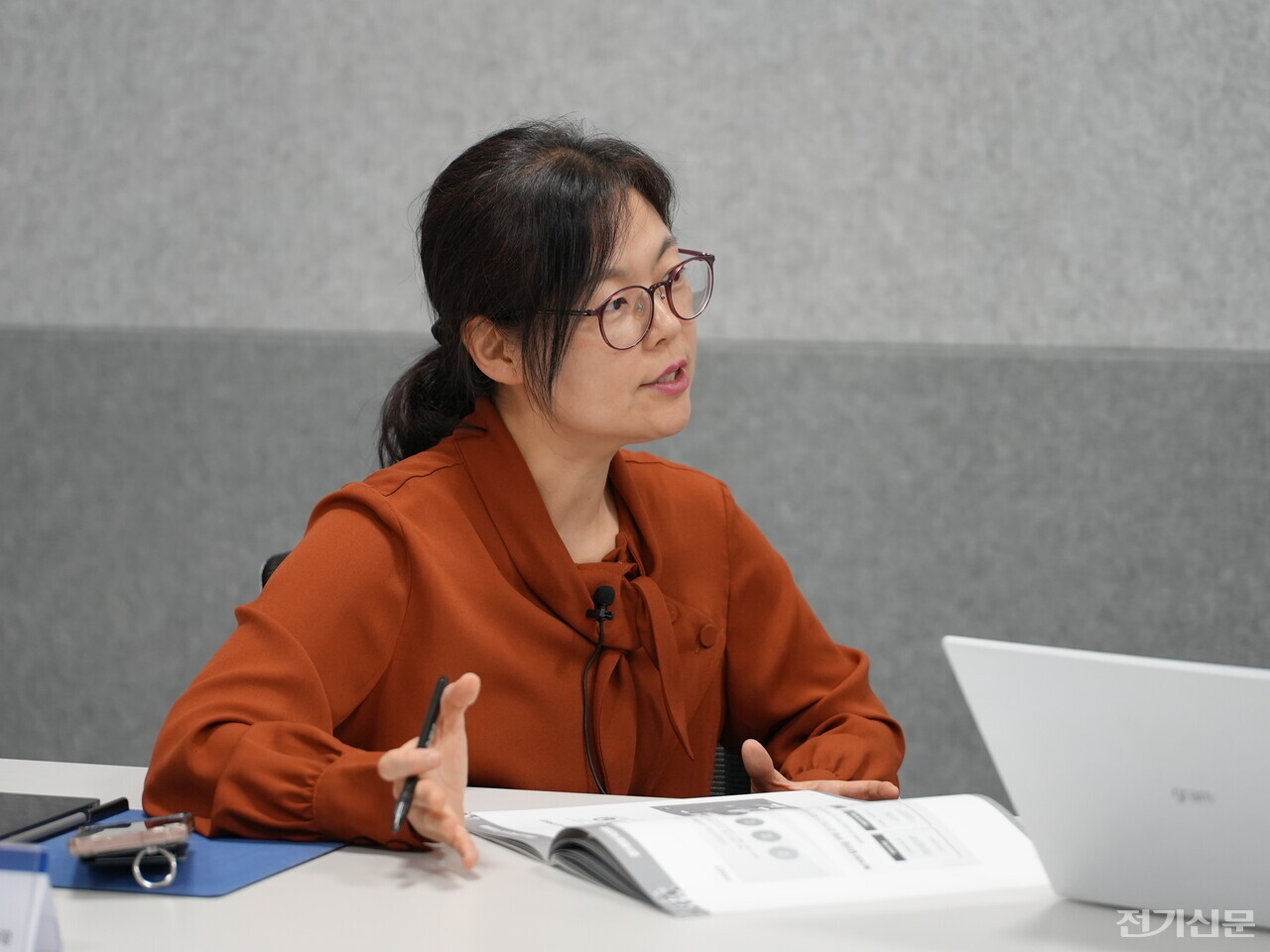 김연지 경기도 에너지산업과장이 본지와의 인터뷰에서 경기 RE100에 대해 설명하고 있다. [사진=김기민 기자]