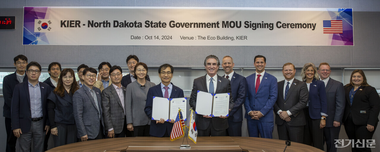 (왼쪽 열한번째부터) 이창근 한국에너지기술연구원장, 더그 버검 노스다코타 주지사, 찰스 고레츠키 노스다코타 대학 에너지환경연구센터장 등 관계자들이 기념촬영을 하고 있다. [제공=한국에너지기술연구원]