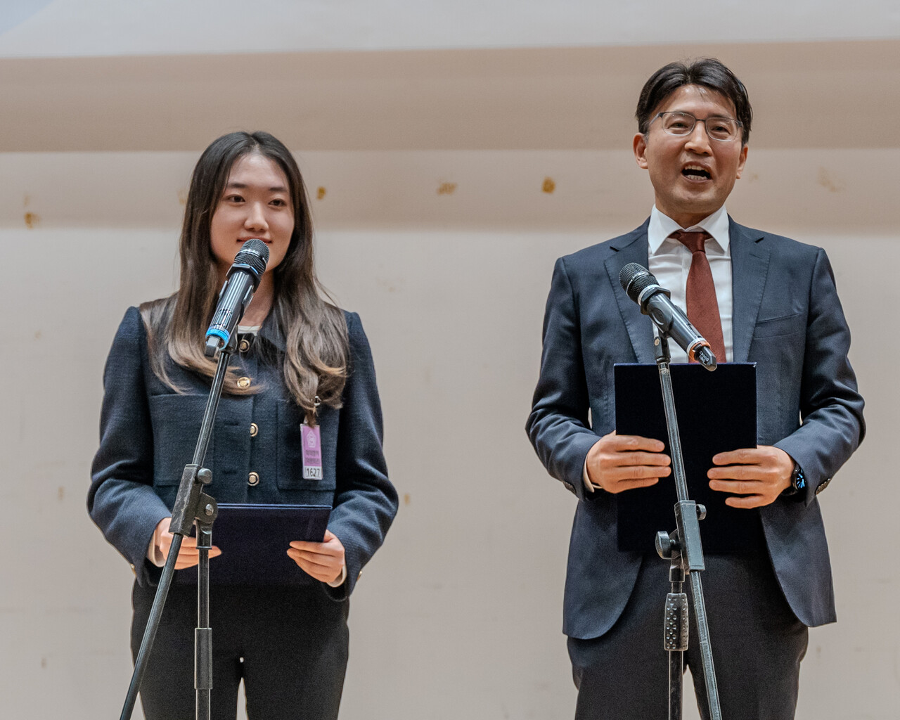정택중 한국RE100협의체 대표(오른쪽)이 산업계 대표로 재생에너지 확대를 위한 기원문을 발표하고 있다. [사진=김진후 기자]