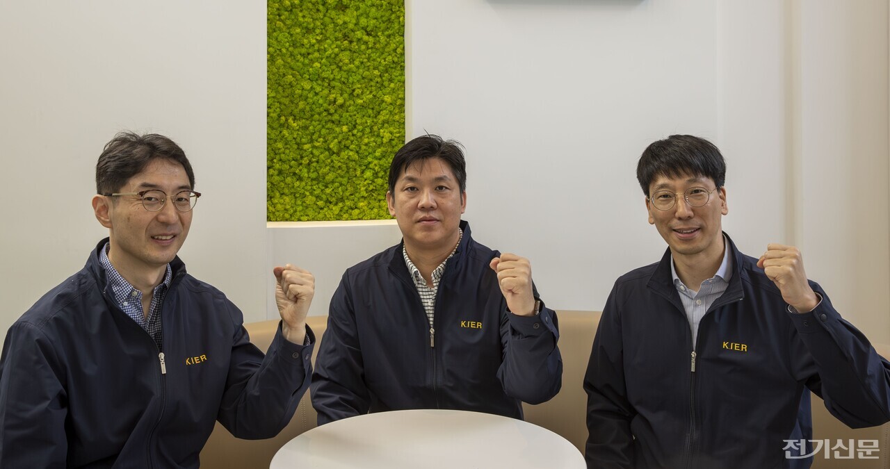 (왼쪽부터) 정태성 박사, 전상구 박사, 고강석 박사 등 연구진이 단체사진을 촬영하고 있다. [제공=한국에너지기술연구원]