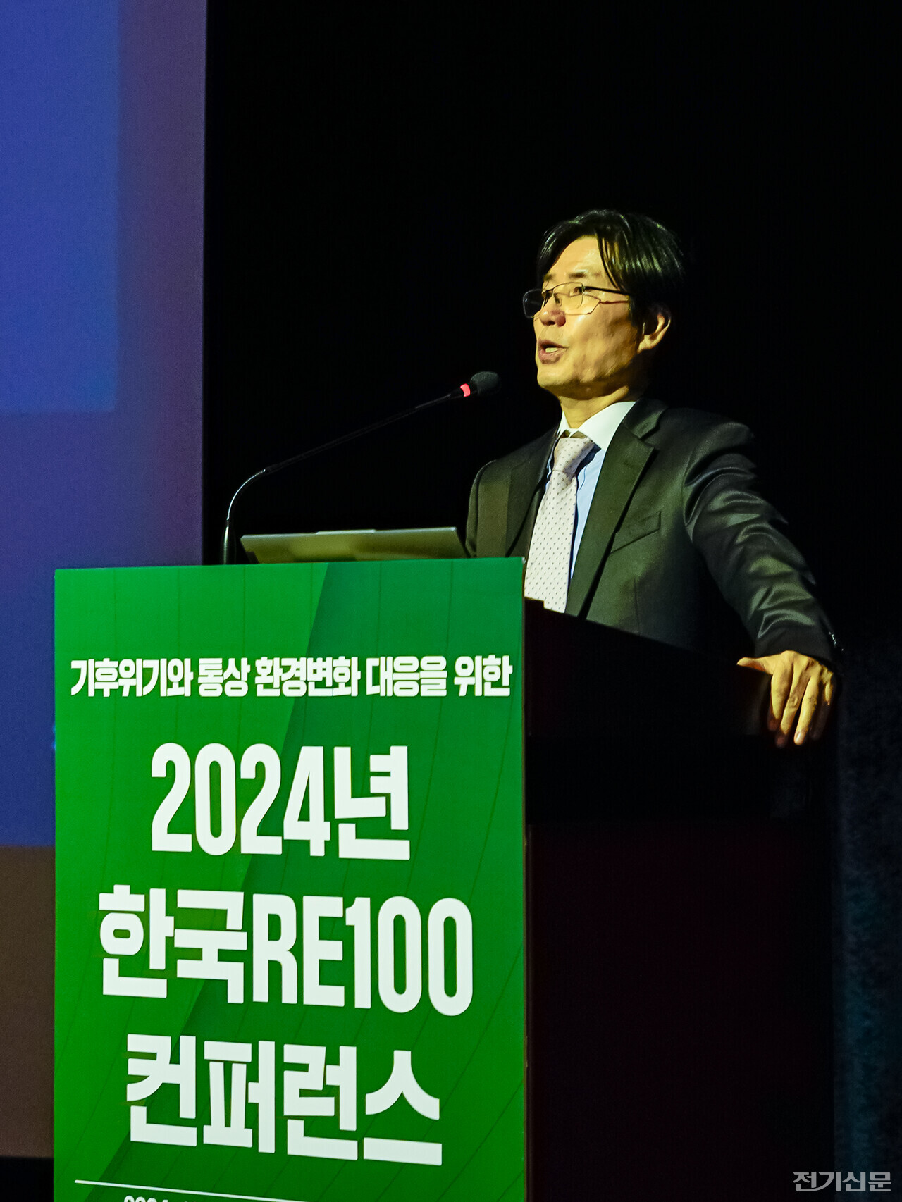 김영훈 아마존웹서비스 한국일본 정책 총괄 부사장이 한국 재생에너지 시장의 과제에 대해 발표하고 있다. [사진=김진후 기자]