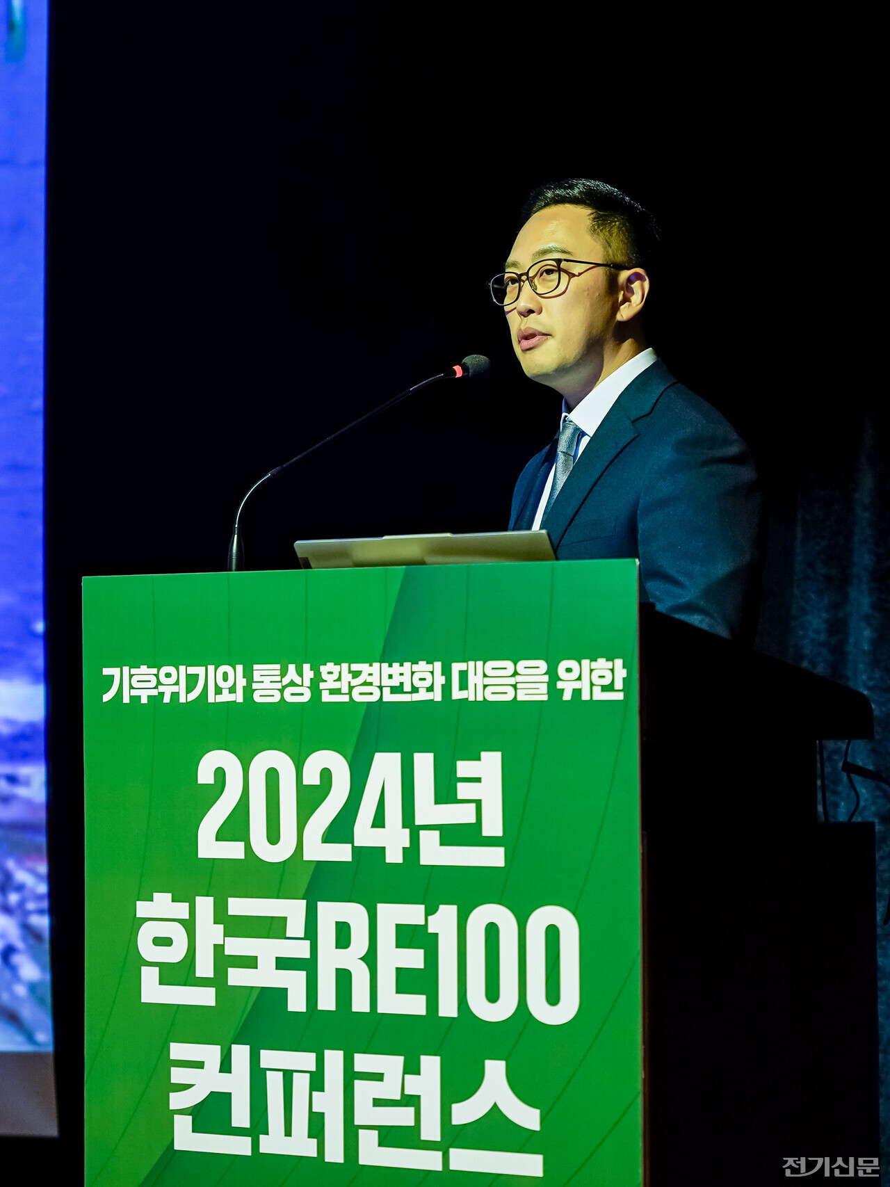 윤태환 루트에너지 대표가 주민참여형 재생에너지 프로젝트의 사업성을 설명하고 있다. [사진=김진후 기자]