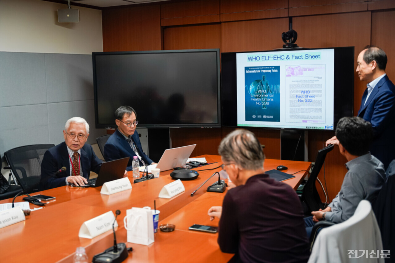 오쿠보 치요지 일본전자파정보센터(JEIC) 센터장이 국제 전자파 기준에 대해 설명하고 있다. [사진=김진후 기자]