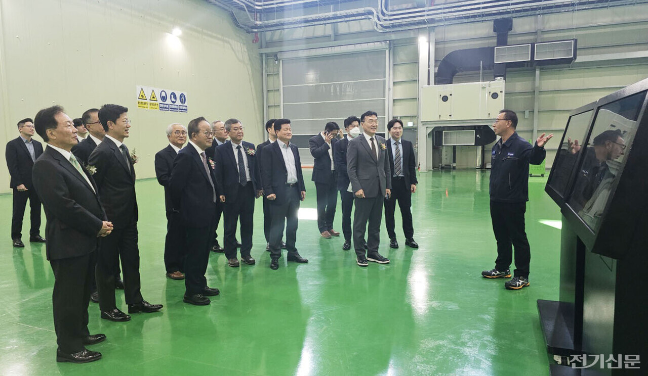 지난달 31일 개최된 일진전기 증설공장 준공식에 참석한 허진규 일진그룹 회장(앞줄 왼쪽 세 번째), 허정석 일진홀딩스 부회장(왼쪽 두 번째), 서철수 한전 전력계통본부장(부사장) 등 주요 인사들이 새로 건설한 공장 내부를 투어하고 있다. [사진=윤정일 기자]