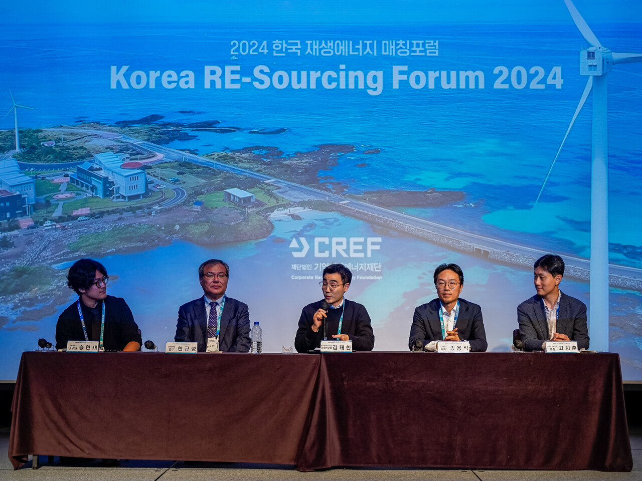 한국 재생에너지 매칭포럼에서 전문가들이 바이오매스 및 수력발전의 지속가능성에 대해 토론하고 있다. (왼쪽부터) 송한새 기후솔루션 연구원, 한규성 충북대학교 목재종이과학과 교수, 김태한 한국사회책임투자포럼 수석연구원, 송용식 한화에너지 전무, 고지훈 한국수자원공사 부장. [사진=김진후 기자]