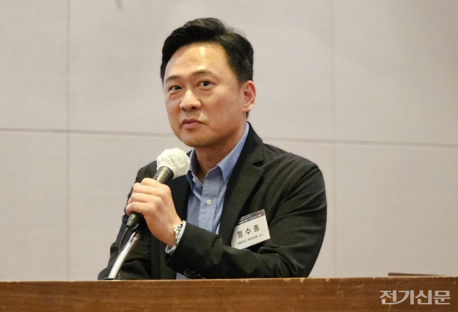 정수종 서울대 환경대학원 교수가 ‘제2회 대한민국 2050 미래전략 포럼’에서 ‘기후테크 육성을 위한 금융의 역할’을 주제로 발제하고 있다. [사진=오유진 기자]