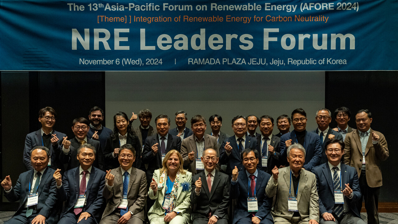 NRE 리더스 포럼 참석자들이 단체 기념촬영을 하고 있다. [사진=김진후 기자]
