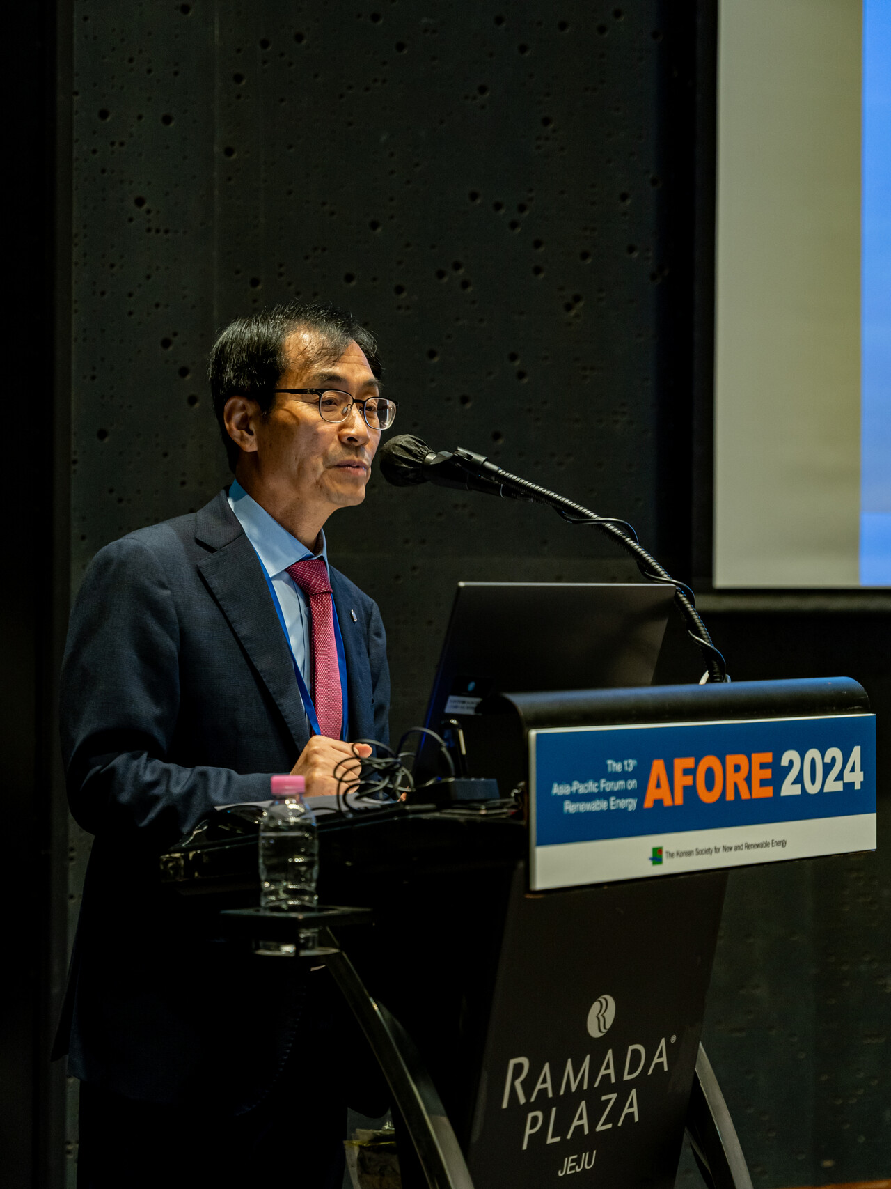 이창근 한국신재생에너지학회장(한국에너지기술연구원장)이 NRE 리더스포럼을 개회하고 있다. [사진=김진후 기자]