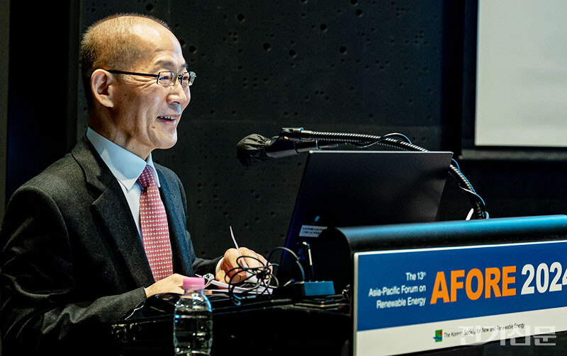 이회성 CFA 회장이 기후변화 정부간협의체(IPCC) 보고서에 기반한 탄소중립 경로를 분석하고 있다. [사진=김진후 기자]