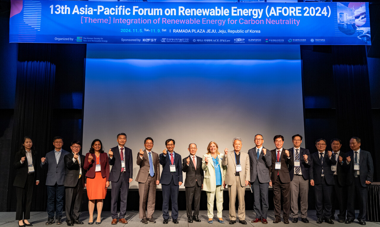 포럼 참석자들이 한국신재생에너지학회 추계학술대회 및 제13회 아포레 기념식에서 기념촬영을 하고 있다. [사진=김진후 기자]
