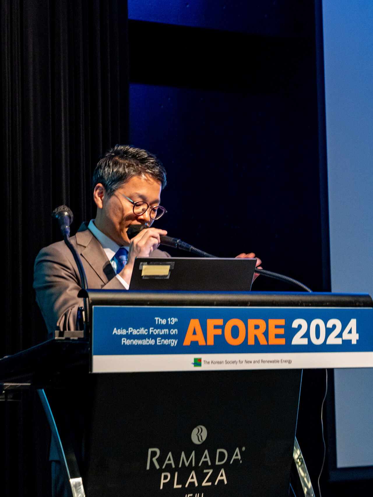 정경록 산업통상자원부 재생에너지정책국장이 재생에너지 보급 및 공급망 강화전략을 소개하고 있다. [사진=김진후 기자]