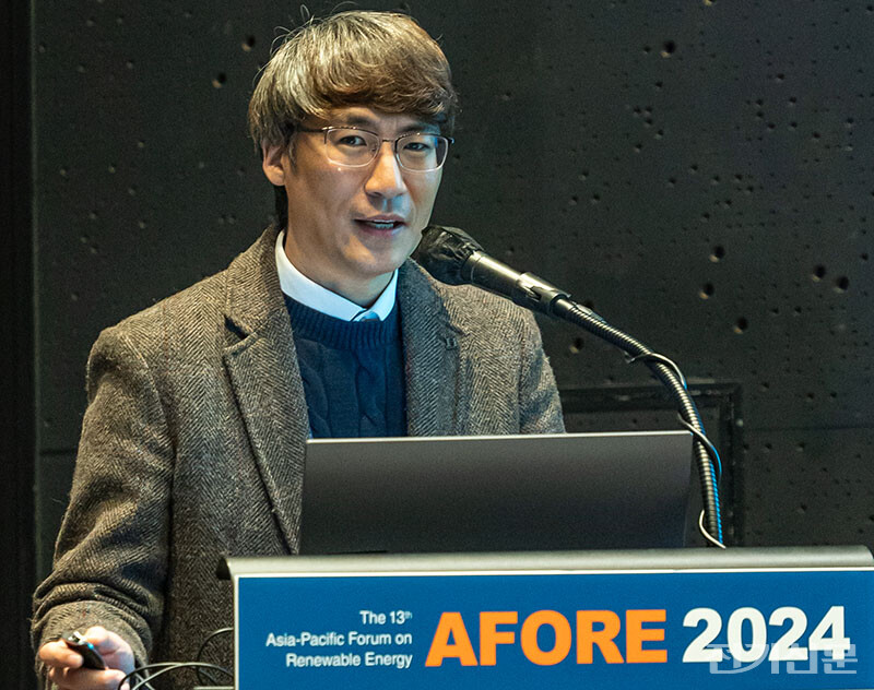 안세진 한국에너지기술연구원 태양광연구실 책임연구원이 에너지연의 연구 성과와 국제 협력의 필요성에 대해 설명하고 있다. [사진=김진후 기자]