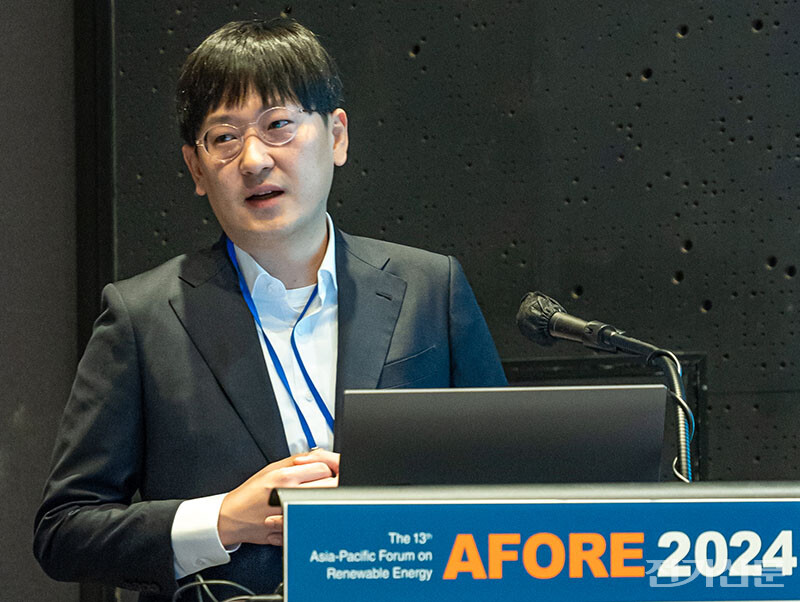 김용륜 SERIS 박사가 싱가폴 정부의 태양광 개발 의지와 SERIS의 연구 방향성에 대해 소개하고 있다. [사진=김진후 기자]