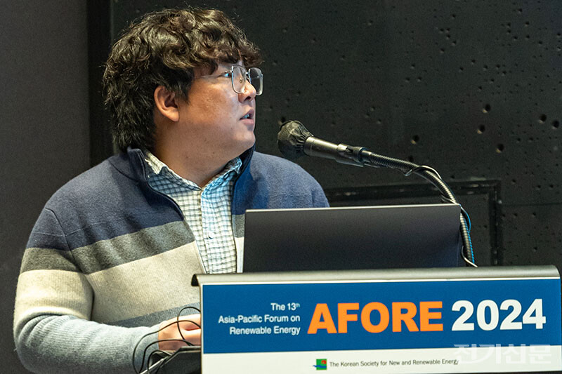 정의혁 한국에너지공과대학교 박사가 삼중접합 탠덤셀 개발 계획을 소개하고 있다. [사진=김진후 기자]