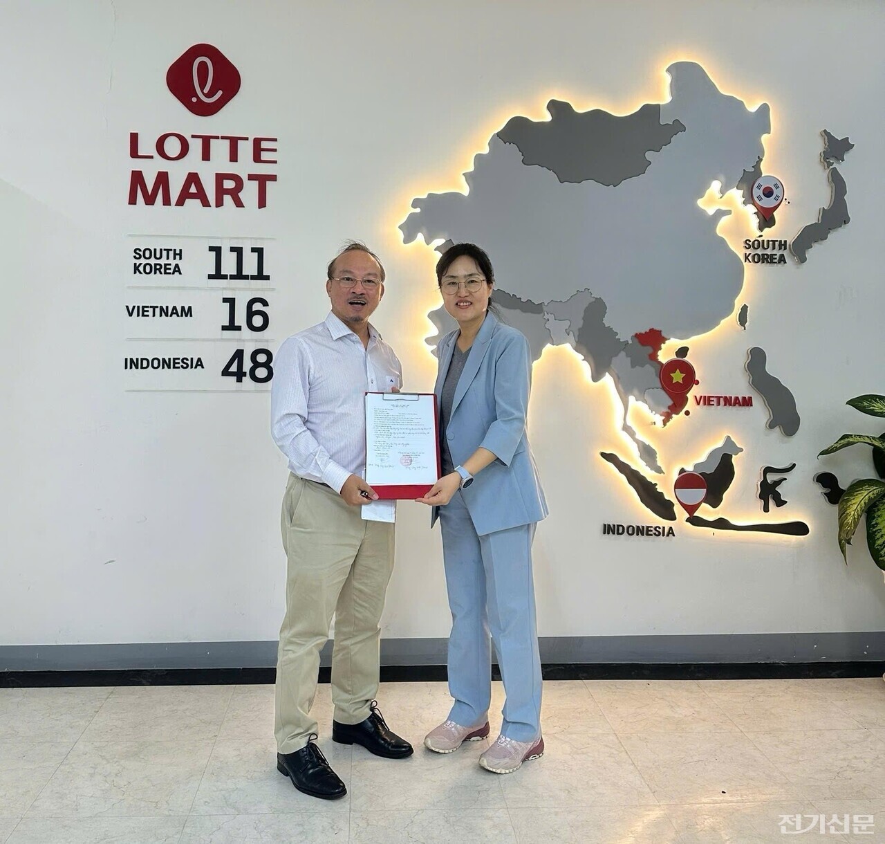 (왼쪽부터)Diệp Bảo Cánh VN KUMKANG ENERGY Co.,Ltd.  대표, 윤춘이 더드림글로벌 대표가 계약 체결 후 기념촬영을 하고 있다. [제공=한국태양광산업협회]