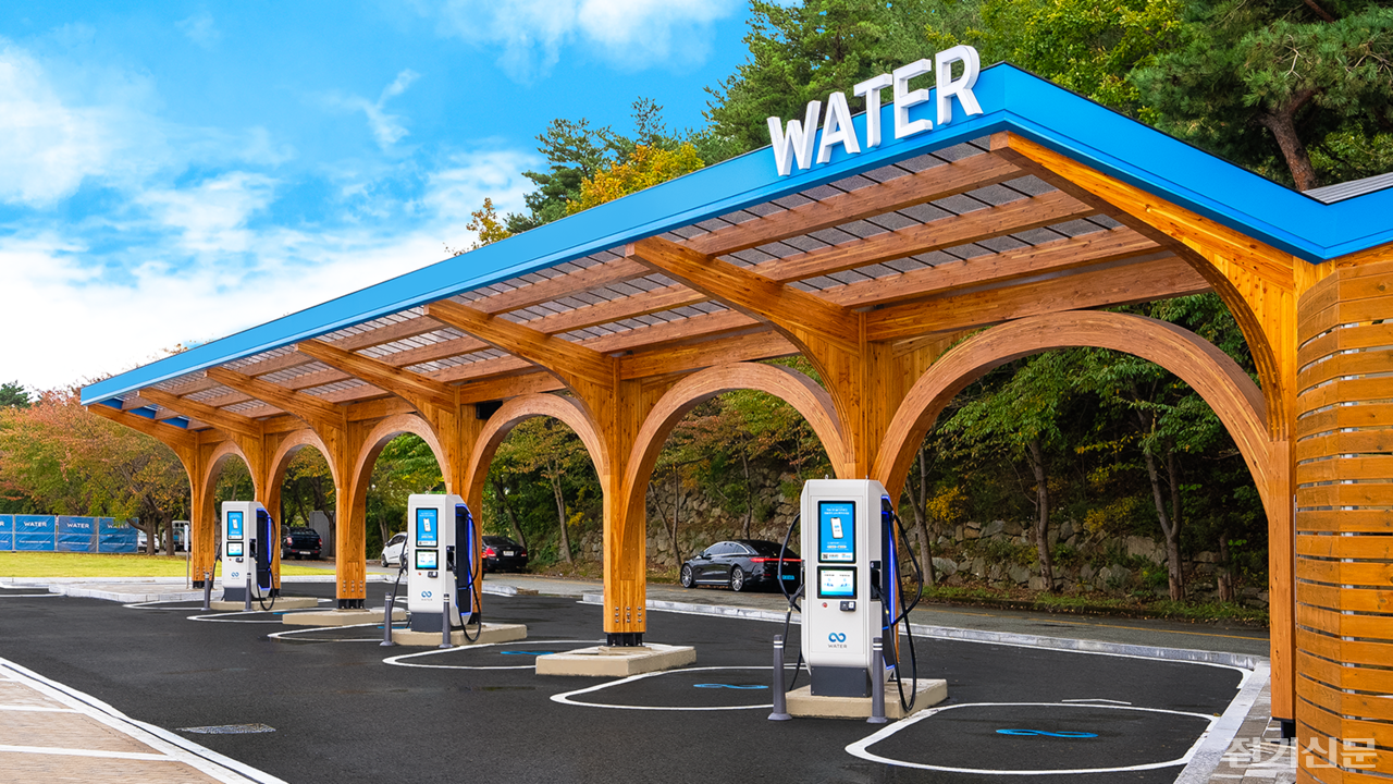 전기차 급속 충전 네트워크 워터가 지난해 10월부터 운영 중인 강원도 양양군 현북면 소재 ‘워터 양양 서피비치’. 워터는 이 충전소에 처음으로 기둥, 전·후면 돌출보, 보에 국산 낙엽송 집성재를 적용한 목재 캐노피를 설치했다. [사진=브라이트에너지파트너스]
