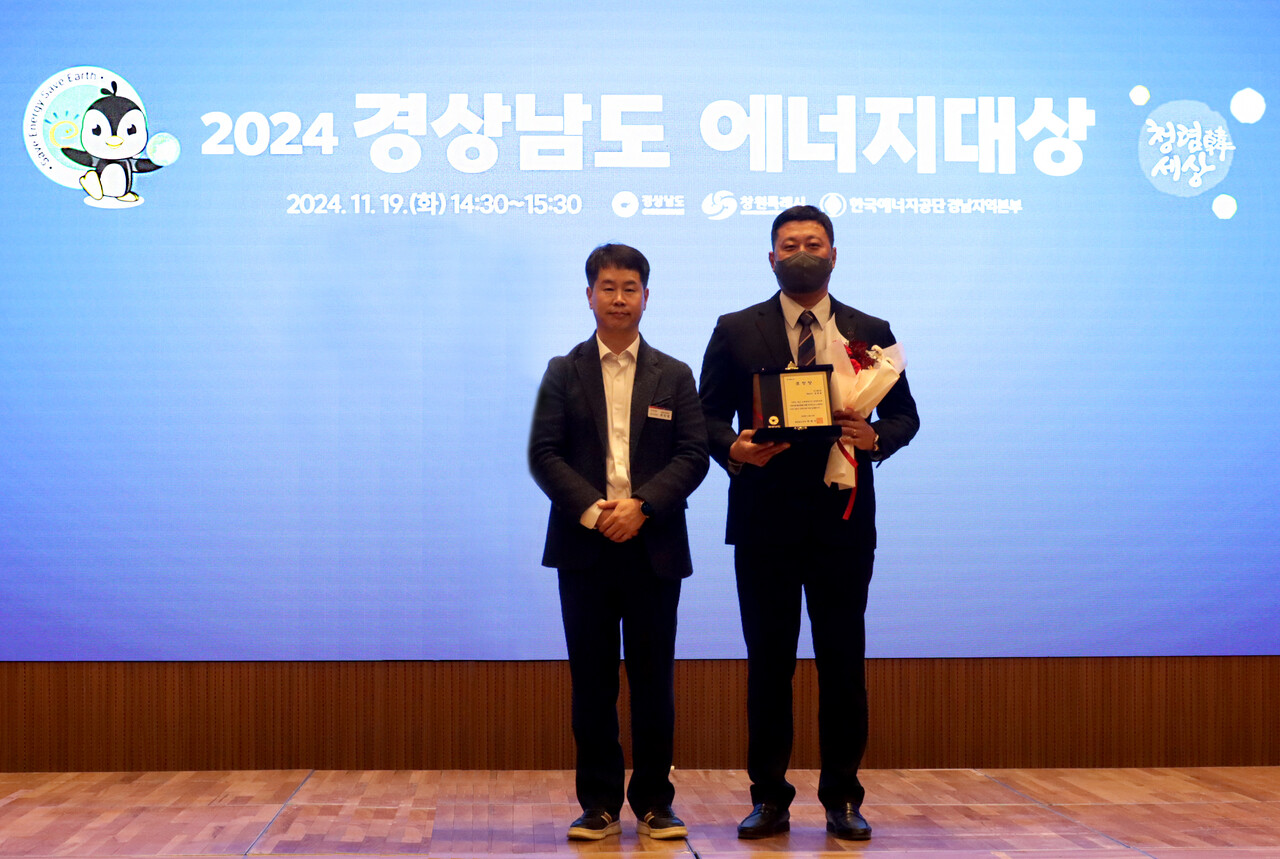 정병현 그랜드썬 대표가 수상 수 기념촬영을 하고 있다. [제공=그랜드썬]