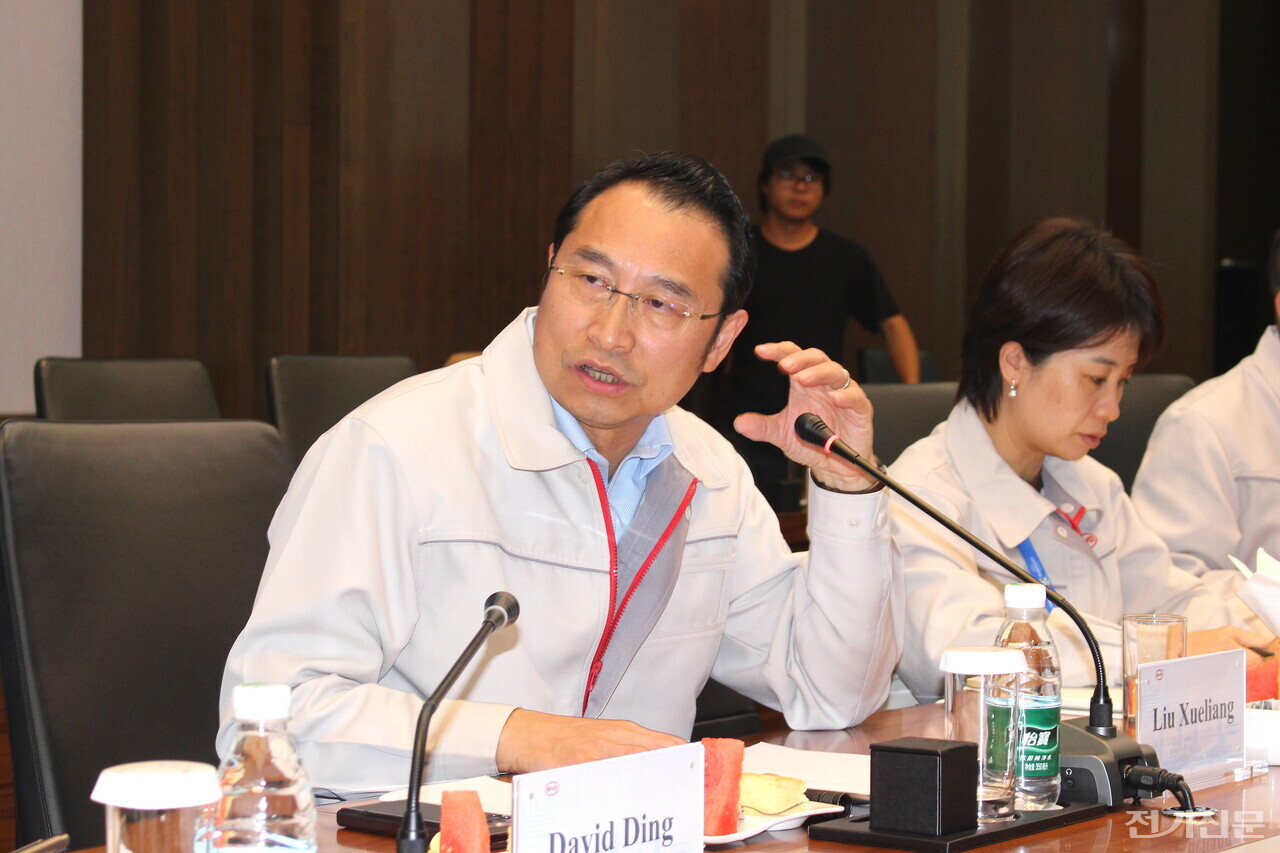 지난 20일 중국 선전시 BYD 본사에서 열린 기자간담회에서 류쉐량 BYD 아시아태평양 자동차 영업사업부 총경리가 질문에 답하고 있다. [사진=오철 기자]
