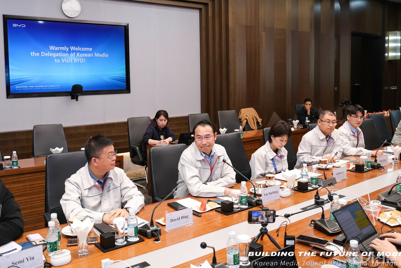 (왼쪽부터) 딩하이미아오 BYD 코리아 대표, 류쉐량 BYD 아시아태평양 자동차 영업사업부 총경리 등 BYD 경영임원들이 기자간담회에 참석했다. [사진=BYD 코리아]